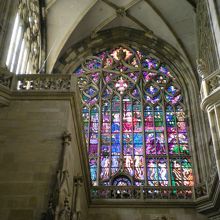 細かく色鮮やかなステンドグラスが沢山ある