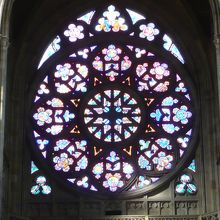 西側のバラ窓（正面ファサードの内側）