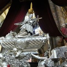 2トンの銀を使って作られた、ヤン・ネポムツキーの墓