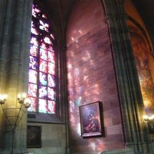 ステンドグラスに陽光が射し幻想的な教会内