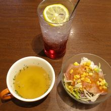 ラズベリーソーダ・スープ・サラダ