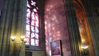 ステンドグラスに陽光が射し幻想的な教会内部に魅了されました