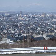 展望台から山形市内や月山も見晴らせます