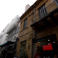 見えにくいが，塔がみえる