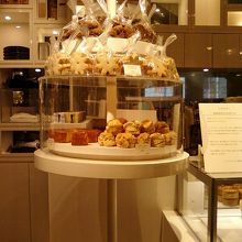 スコーンやクッキーなども売っています。