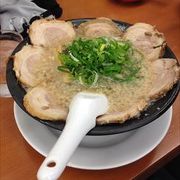 とろ肉チャーシューメンが本店限定では有りますが、食べる事ができます。