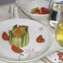 選んだのは洋食メニュー。前菜とワインを頂きました