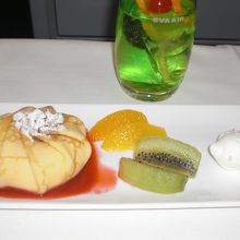 デザート、エバー航空スペシャルカクテルと一緒に