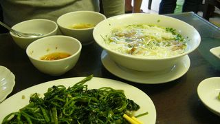 地元の人と在留外国人（米国人が多い）に人気の店