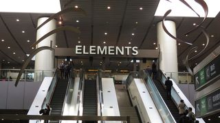 九龍駅上の大型モール。展望台もあり