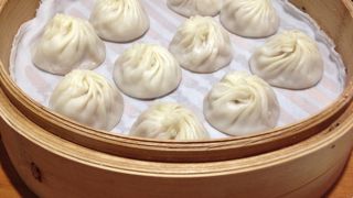 行列必至の小籠包のお店