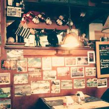 ２人席が４席＆４人席が２席ほどのこじんまりとした店内