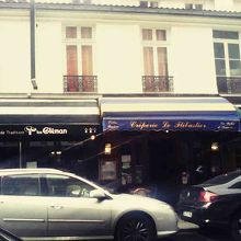 お隣の黒い屋根のお店は姉妹店みたい