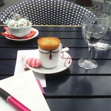 エスプレッソを頼んだら焼き菓子も付いてきました！