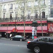 赤い屋根が目印！！