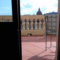 寝室からバルコニーを望む