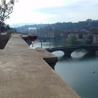 パブロに頂いたワインを飲みながらカヌーを見る。　