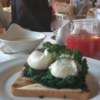 エッグベネディクトとJEIOの泡