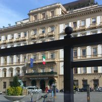 向かいセントレジスのオープンカフェからのウェスティン