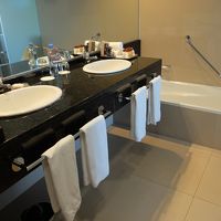 テラス・スイートの浴室の一部。シャワー・ブースもあり。