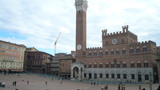 カンポ広場でひときわ目立つ建物