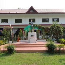 スイカを持つ像