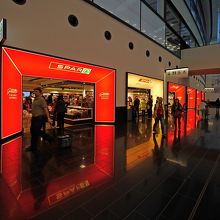 空港一階にある．