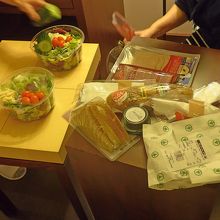 私たちは近くのホテルで泊まったが簡単な食事