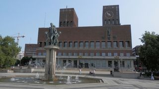 巨大な壁画に目が奪われます。