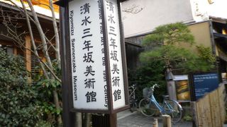 人ごみを抜けて美術館へ