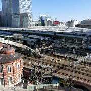 東京駅のレンガ造りと、南側線路をばっちり眺められます