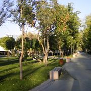 大きな池と緑の芝生がいっぱいのアンカラ駅前の大きな公園