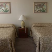 扉を開けるとツインのベッド。隣にバスルーム