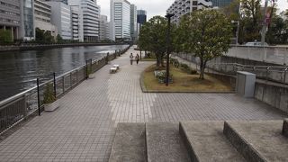 運河沿いに整備された気持ちのいい散歩道