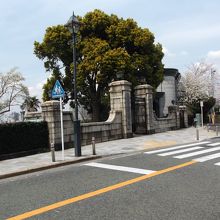 墓地正面入口前