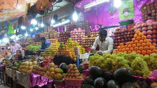 色とりどりの野菜や果物が売られていて、綺麗で臭くない、とても楽しいマーケット