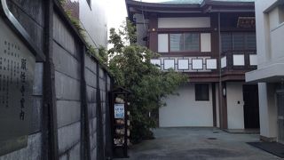 アパートの入り口のような…