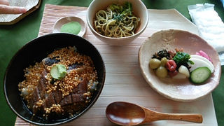 観光地のど真ん中で落ち着いて食事ができる