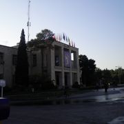 エマーム広場やハハル・ソトゥーン宮殿に行くときのランドマーク＝エマーム・ホセイン広場