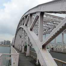 淀川にかかる６８１ｍのアーチ橋、十三大橋