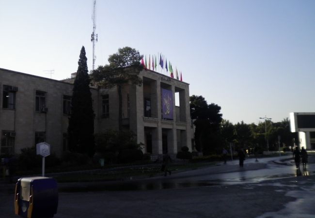エマーム広場やハハル・ソトゥーン宮殿に行くときのランドマーク＝エマーム・ホセイン広場
