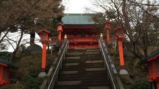 地下鉄早稲田駅の近くに有る神社です。蟲封じのほか、商売繁盛や出世、開運に利益があるとされています。