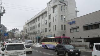 ２階までの吹き抜けに太い円柱状の柱…銀行って威厳あるものだったのですね