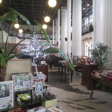 「オルゴール堂海鳴楼」が入居していました…奥はホテルです