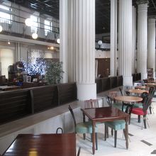 太い円柱状の柱が印象的です…ギリシア風かな