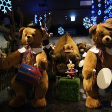 からくり仕掛けのぬいぐるみがスゴイです。でも、部屋が暗い。