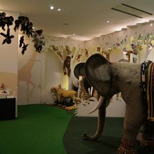 大きなゾウのぬいぐるみには、乗れます！