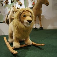 このような木馬っぽいオモチャに3歳児が大喜び！