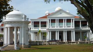 セントジョージ教会やペナン博物館よりも目立つ堂々とした建物