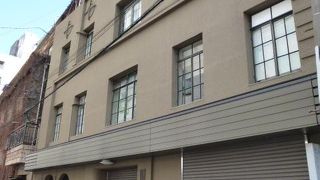 青山ビルの西側に建っているビルです